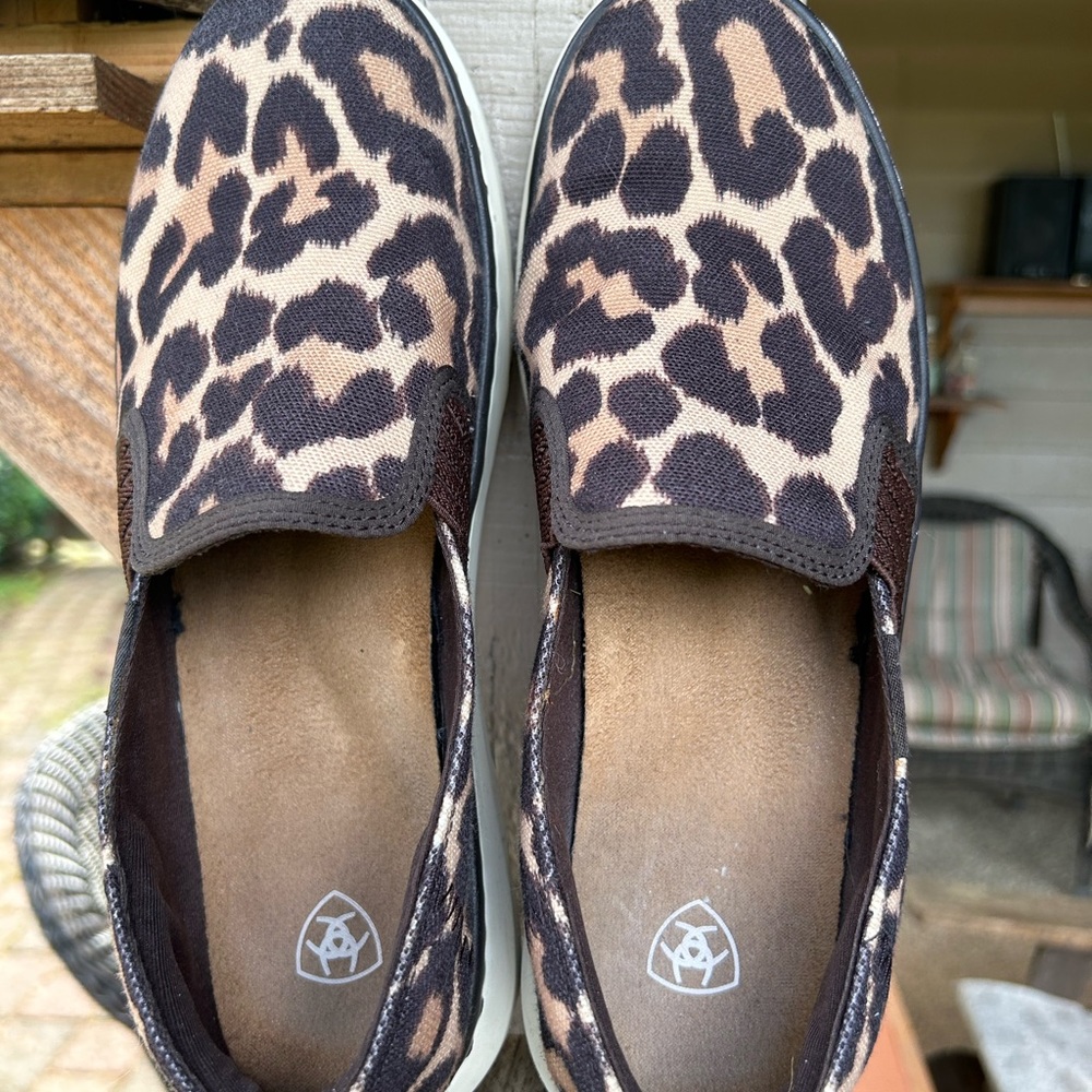 Ariat slip -on shoes canvas animal. print. Good condition Sz 9